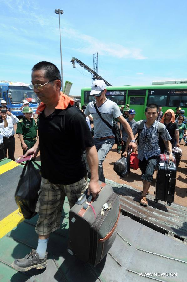 Vietnam : départ des évacués chinois à bord de ferries