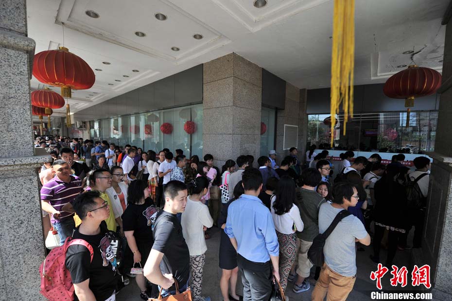 Frénésie de mariages à Beijing pour la ? Journée des amoureux en ligne ?