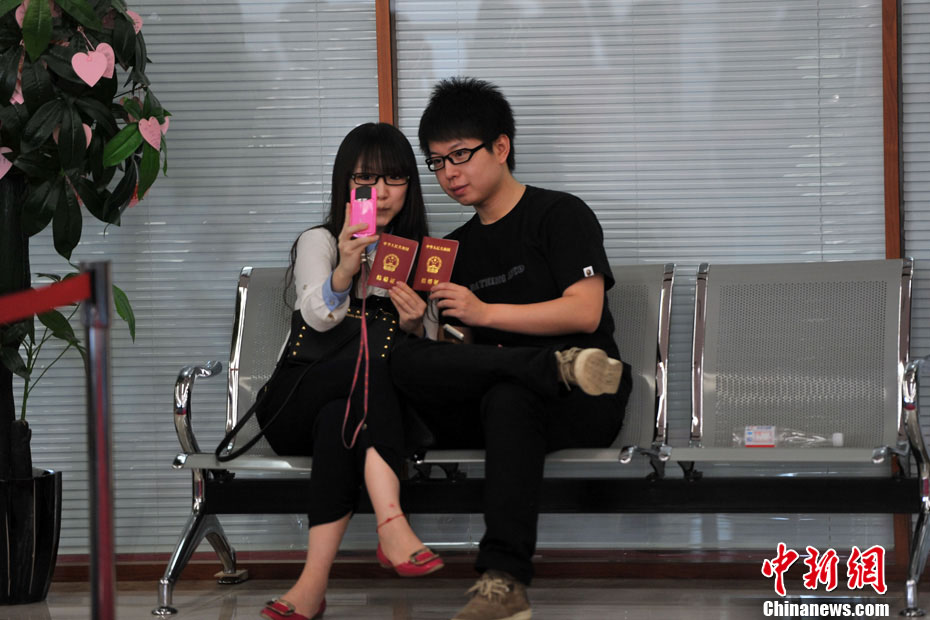 Frénésie de mariages à Beijing pour la ? Journée des amoureux en ligne ?