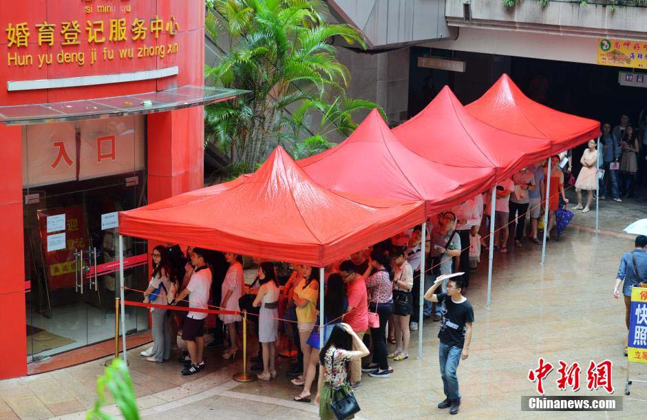 Frénésie de mariages à Beijing pour la ? Journée des amoureux en ligne ?