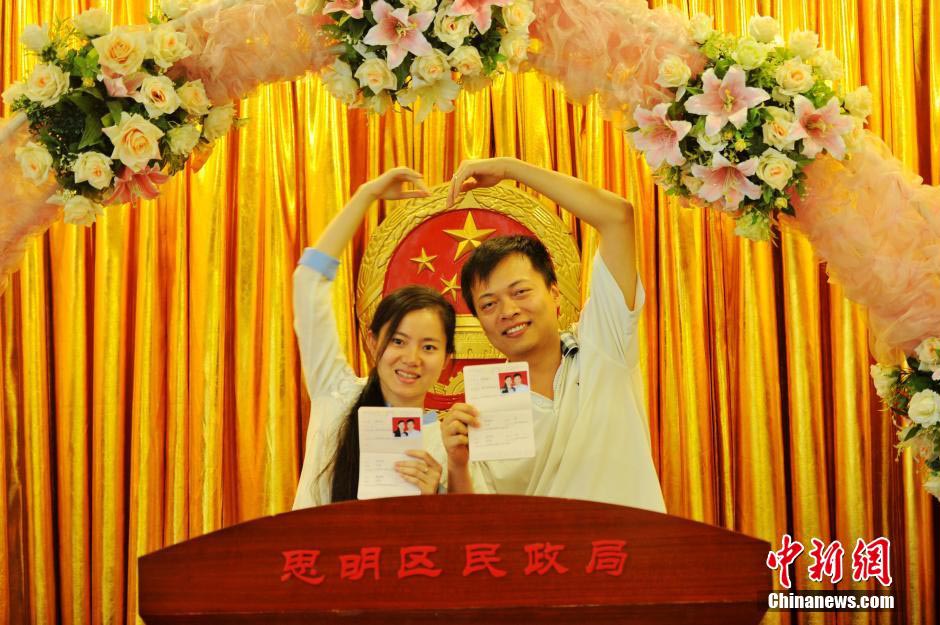 Frénésie de mariages à Beijing pour la ? Journée des amoureux en ligne ?