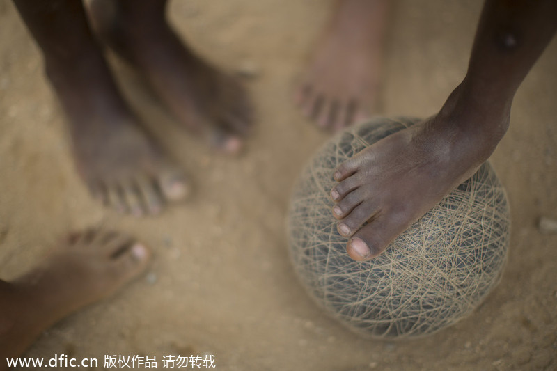 Des jeunes se réunissent pour une partie de football au bidonville de Sao Carlos à Rio de Janeiro, au Brésil, le 7 mars 2014. [Photo/IC]