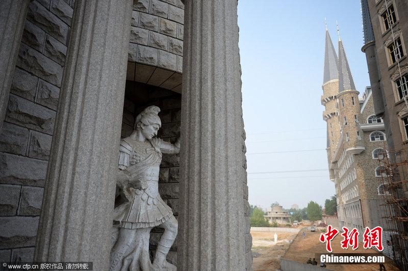 Le 24 mai 2014, sur le campus de l'Académie des beaux arts du Hebei en Chine, un chateau ressemblant étrangement au Collège de magie et de sorcellerie de Poudlard dans la suite romanesque de Harry Potter, a fait le buzz sur le Net. (Photo : CFP) 