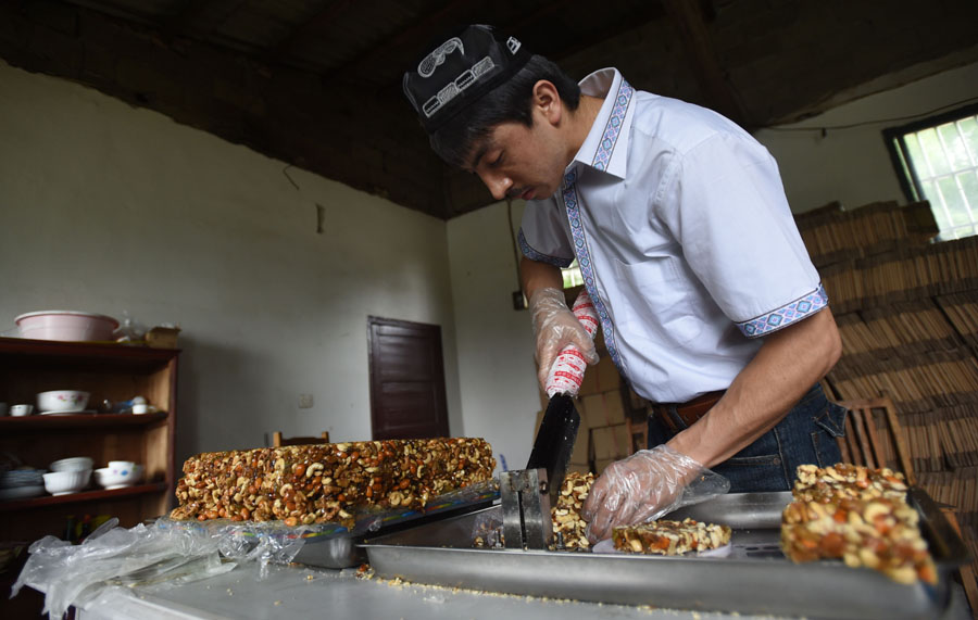 Une étudiant Ou?gour s’impose sur le marché avec des noix