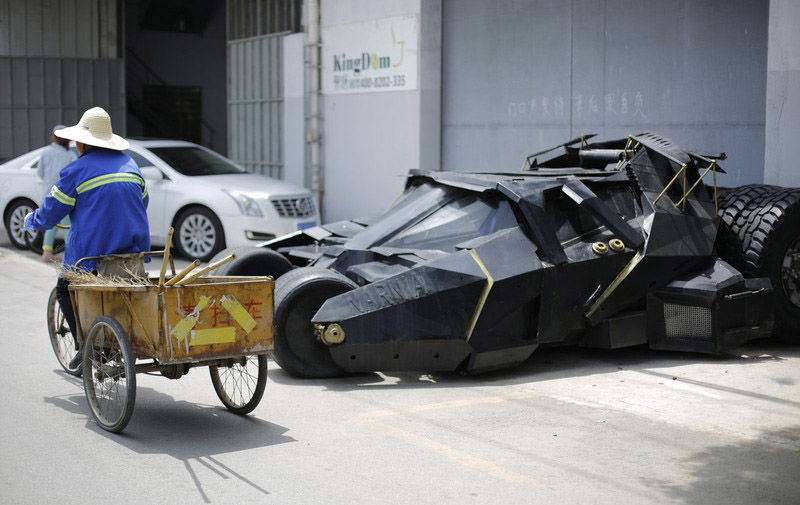 Un fan de Batman ouvre la porte de sa Batmobile