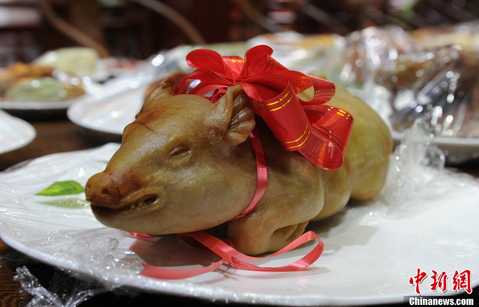 Photo prise le 19 juillet 2013, montrant une grande variété de ? plats délicieux ? faits en pierre à Shoushan, à Fuzhou, capitale de la Province du Fujian, dans le Sud-est de la Chine. [Photo / Chinanews.com]