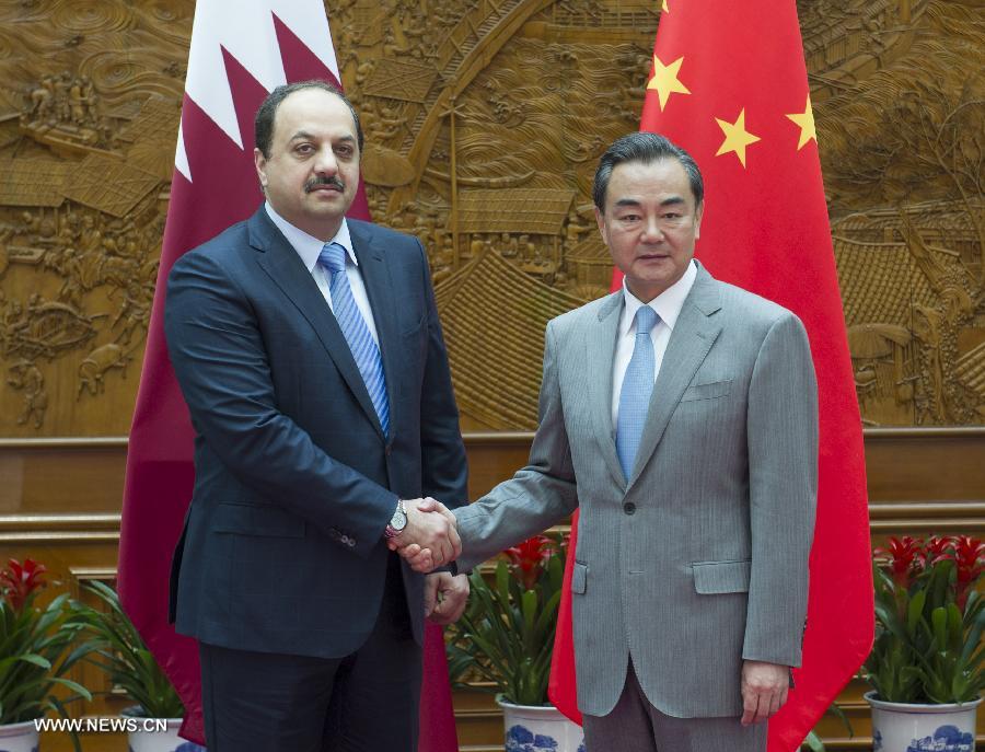 Lors de sa rencontre avec Khaled bin Mohamed al-Attiyah, M. Wang a affirmé que la Chine était prête à reprendre le plus t?t possible les négociations sur l'accord de libre-échange entre la Chine et le Conseil de coopération du Golfe.Le Qatar est prêt à travailler avec la Chine pour établir la ceinture économique le long de la route de la soie et de la route de la soie maritime du 21e siècle, et encourage les entreprises chinoises à prendre part à de grands projets dans le pays, a affirmé le ministre qatarien des Affaires étrangères.