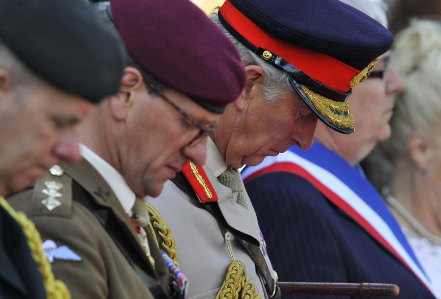 Le Prince Charles (centre) a honoré la mémoire des actions du Jour J de la 6e Division aéroportée britannique et du 1er Bataillon canadien de parachutistes au village de Bavent près des c?tes normandes, le 5 juin 2014. [Photo/agences]