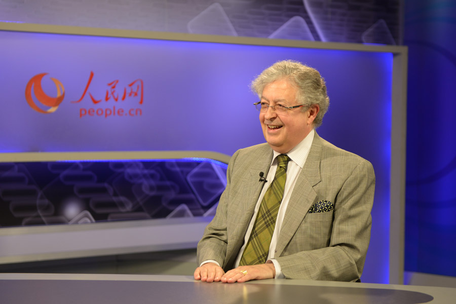 Monsieur l'ambassadeur au cours de l'entretien vidéo