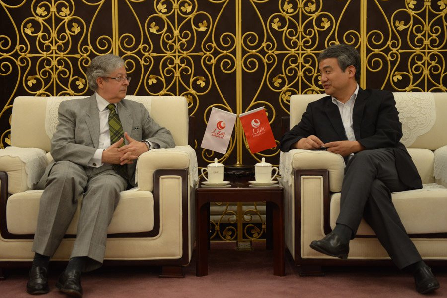 Monsieur l'ambassadeur en discussion avec monsieur le rédacteur en chef adjoint