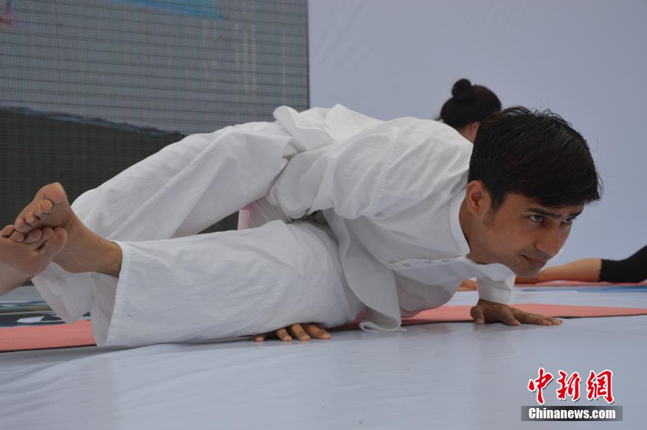 Changsha : 505 femmes enceintes pratiquent le yoga ensemble