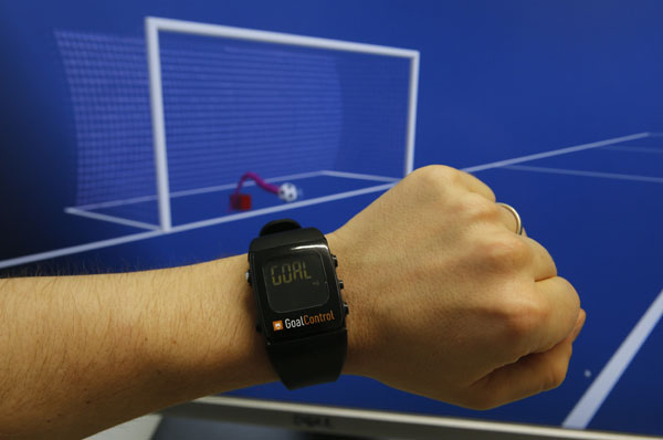 Une montre GoalControl, exposé à c?té d'un écran de contr?le lors d'une démonstration de la technologie de ligne de but (GLT) dans la ville d'Aix-la-Chapelle, dans l’ouest de l’Allemagne, le 28 mai 2014. [Photo/agences]