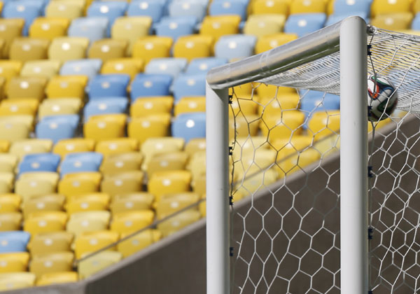 Un ballon franchit la ligne de but au cours d'une démonstration de la technologie de ligne de but (GLT) avant la Coupe du Monde 2014 au stade Maraca?a à Rio de Janeiro, le 9 juin 2014. [Photo/agences]