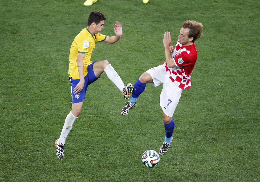 Oscar(à gauche) et Ivan Rakitic 