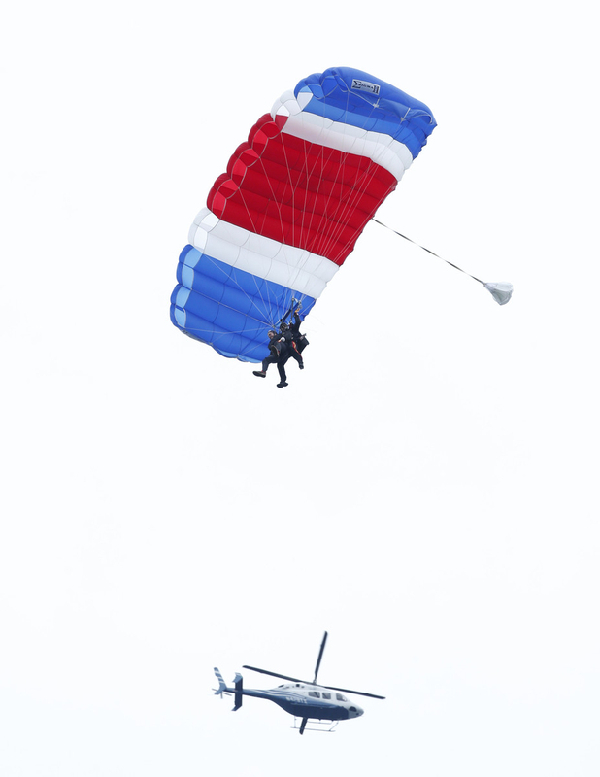 George Bush senior fête son 90e anniversaire avec un saut en parachute