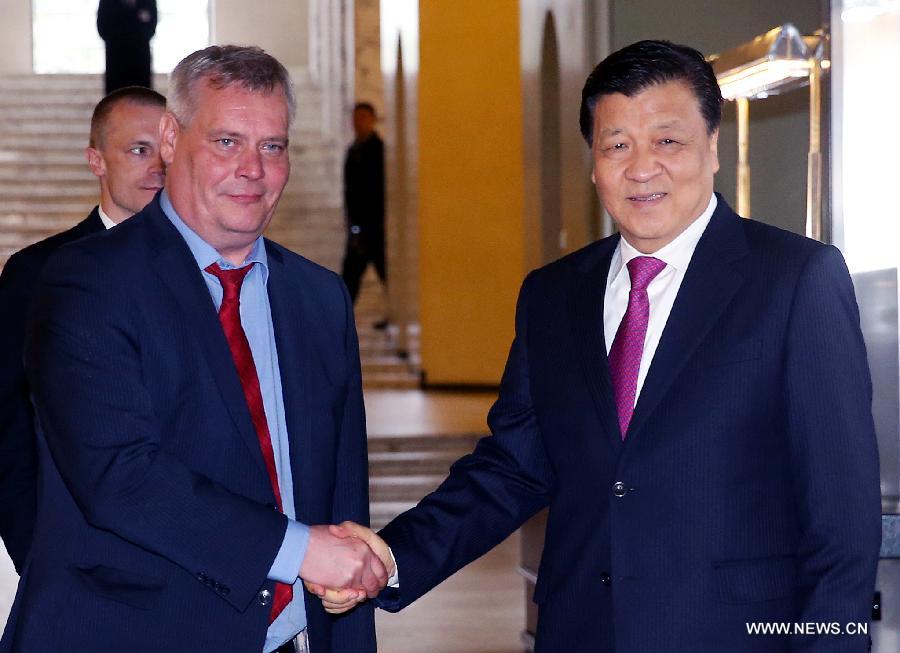 La visite d'un haut responsable chinois en Finlande renforce les relations culturelles et inter-parti