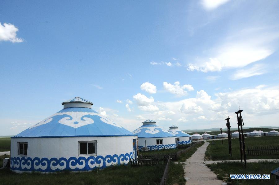 Photo prise le 16 juin 2014 montrant des yourtes mongoles sur la prairie de Hulunbuir, dans la région autonome de Mongolie intérieure (nord de la Chine)