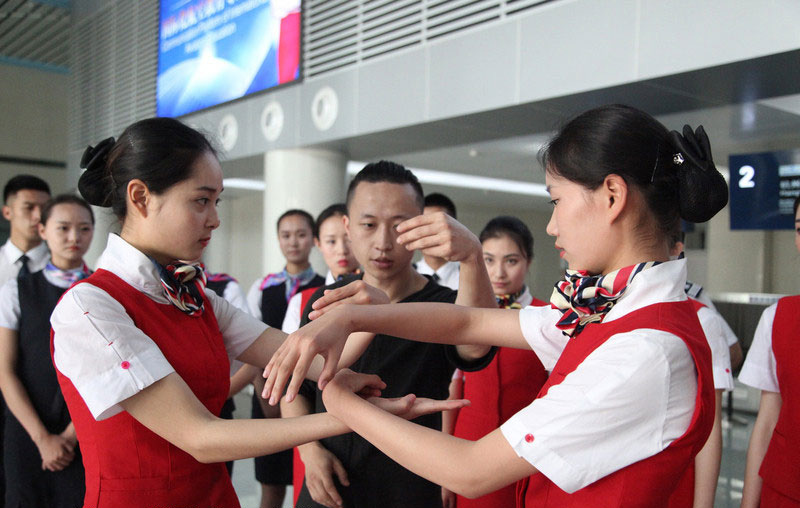 Les h?tesses de l’air apprennent le Kung Fu
