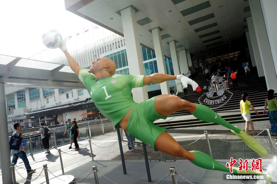 Huit statues de stars du football à Hong Kong 