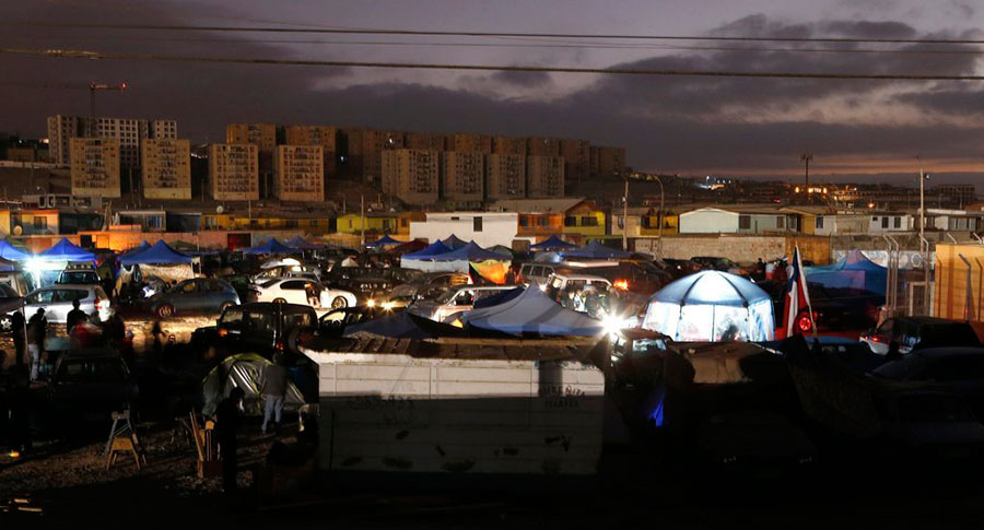 Cette vue montre un abri extérieur à Alto Hospicio après une série de se secousses sismiques nord du port de Iquique, au Chili, le 3 avril 2014. 