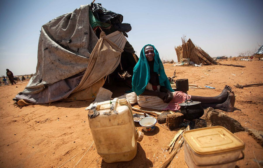 Une photo publiée par la Mission de l'Union africaine-Nations unies au Darfour le 28 mai 2014 montre Aisha Abdala, une femme déplacée de Katila, au sud du Darfour,à c?té de son abri de fortune au camp al-Sereif pour les personnes déplacées à Nyala, (Sud du Darfour). Aisha est arrivée il y a quelques mois sur ce site, fuyant des affrontements tribaux. 