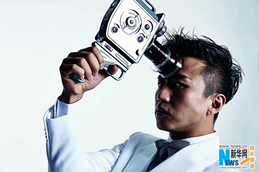 Deng Chao pose pour un magazine