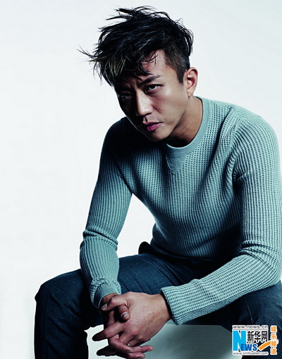 Deng Chao pose pour un magazine
