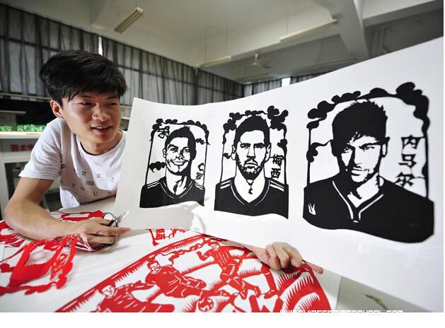 Chang Yangyang, un artiste de 23 ans, a recrée des images des héros de la Coupe du Monde en papier découpé rouge et noir dans le comté de Mengjin, la province du Henan (centre de la Chine), le 22 juin. Utilisant les techniques traditionnelles chinoises, à l'aide de ses ciseaux Chang a réalisé le portrait des stars du football, le portugais Cristiano Ronaldo, l'Argentin Lionel Messi et le joueur brésilien Neymar Jr.