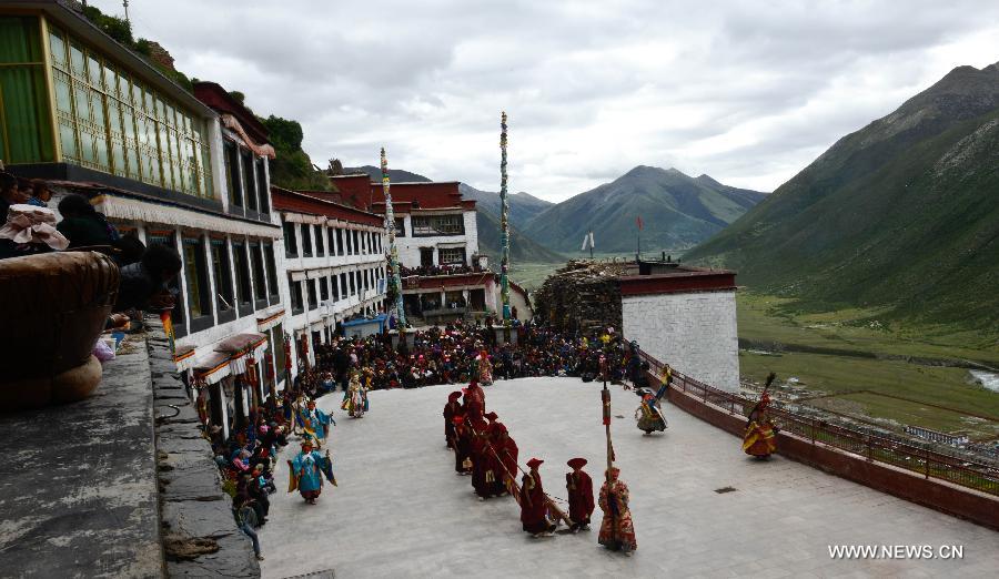 Des lamas effectuent la danse du sorcier au Temple Drigong Ti, dans le Comté de Maizhokunggar, à Lhassa (Région autonome du Tibet, dans le Sud de la Chine), le 25 juin 2014. 