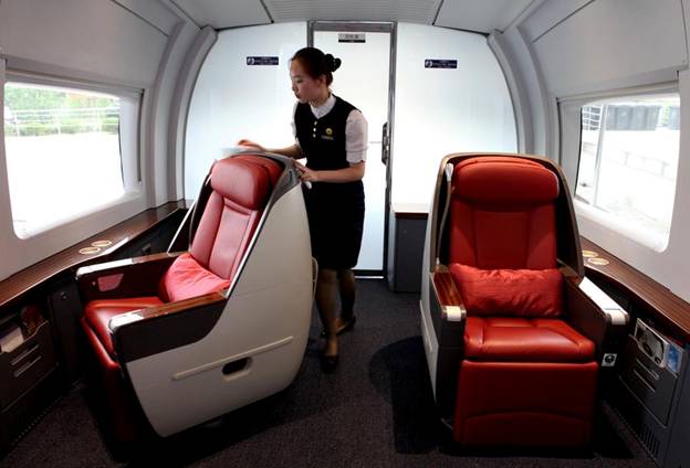 Une h?tesse de bord ajuste les sièges d’un train CRH exploité sur la ligne à grande vitesse Beijing-Shanghai, à Shanghai, dans l’Est de la Chine, le 17 juin 2012. La liaison ferroviaire à grande vitesse Beijing-Shanghai (ou Jinghu) a célébré le troisième anniversaire de sa mise en service lundi. La ligne de 1 318 kilomètres qui relie Beijing, la capitale de la Chine, et Shanghai, la plus grande ville du pays, a déjà accueilli plus de 220 millions de passagers au cours des trois années qui se sont écoulées depuis ses débuts le 30 juin 2011.
