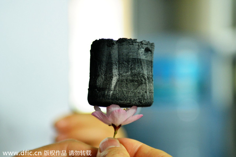 Cette photo prise à l'Université de Zhejiang, le 19 mars 2013, présente un aérogel de graphène, le plus léger matériau solide du monde. Développé par le groupe de recherche du nanomètre macromolécule de l'université, ce matériau a été vendu pour 10 millions de yuans (1,6 millions de dollars) à une vente aux enchères à Hangzhou, la capitale de la province du Zhejiang (Chine orientale), le 1er juillet 2014. [Photo/IC] 