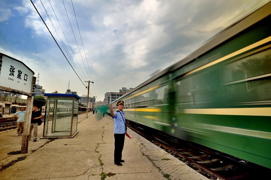 Après avoir vu le départ du train 6087 vers Datong le 30 juin 2014 à 15h06, la Gare de Zhangjiakou Nord, témoin de toute une époque, a officiellement pris sa retraite après plus d'un siècle de service. Construite en 1909, elle fut le terminal nord de la ligne historique Pékin-Kalgan (Beijing-Zhangjiakou), et la première jamais con?ue et construite par les Chinois sans aide étrangère. [Photo / Xinhua]
