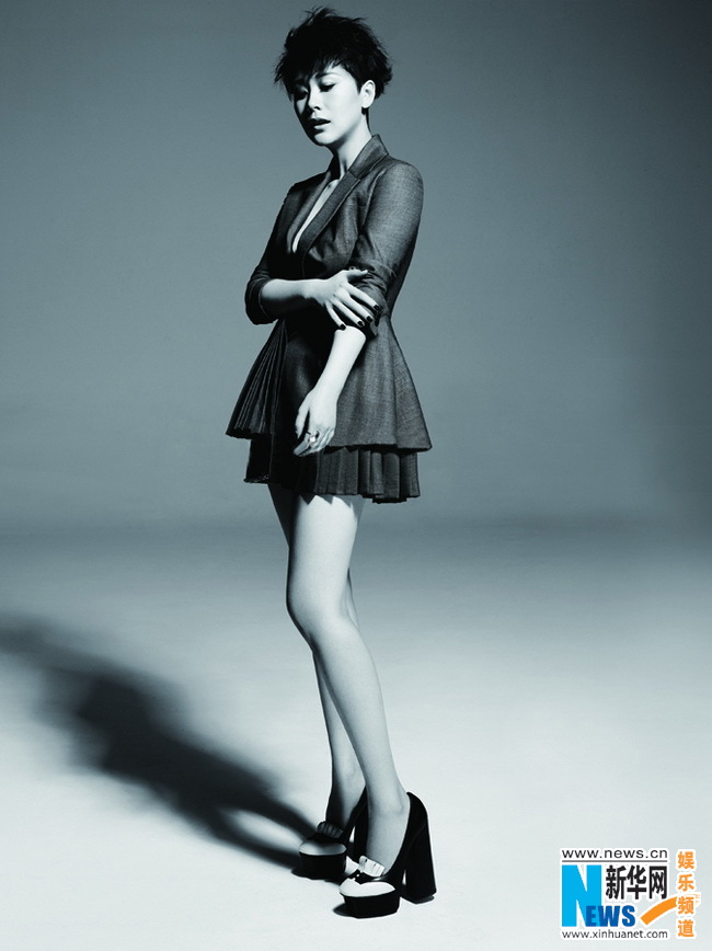 L'actrice chinoise Hai Qing pose pour un magazine