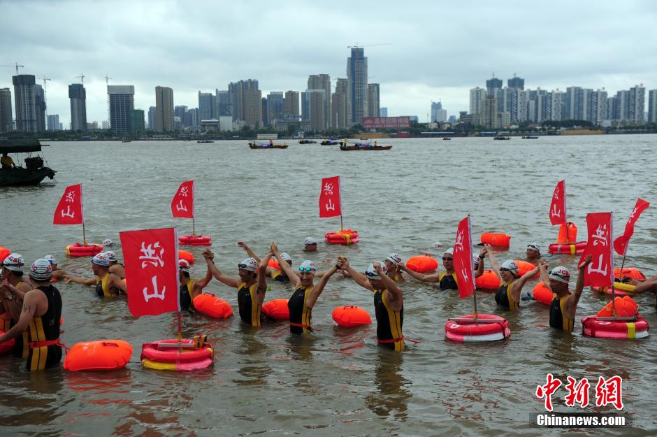 Wuhan : la traversée du Yangsté à la nage 