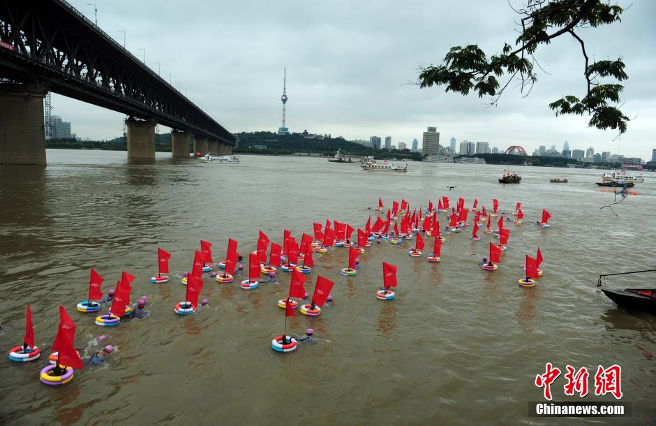 Wuhan : la traversée du Yangsté à la nage 