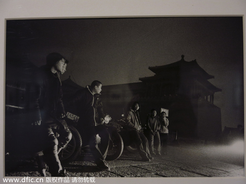 Des motards devant le Musée du Palais. Un travail du photographe fran?ais Alain Le Bacquer dans la série ? Underground Beijing ? de 2001 à 2006. [Photo/IC]