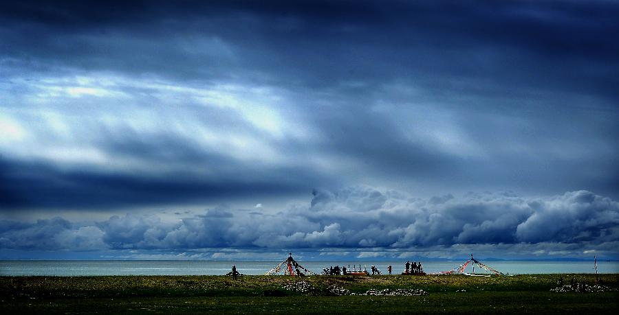 Chine: Paysages des nuages au-dessus du lac Qinghai