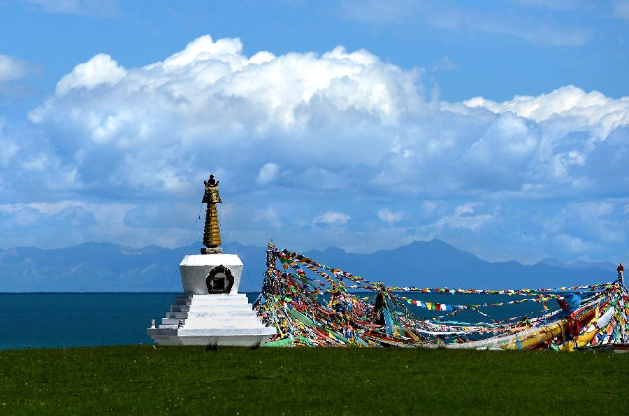 Chine: Paysages des nuages au-dessus du lac Qinghai