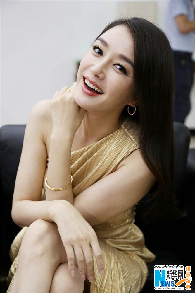 L'actrice chinoise Qin Lan pose pour une activité commerciale au Guangzhou