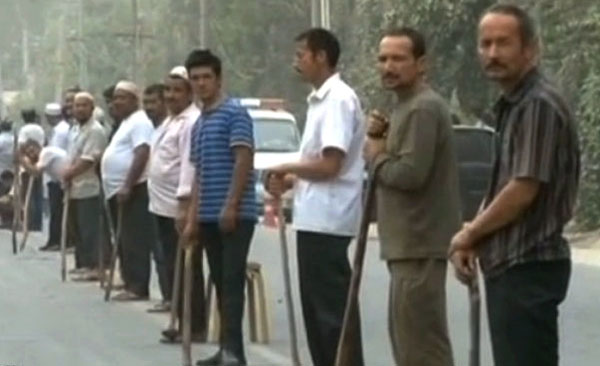 Le 28 juillet, une vidéo montre des hommes de l’ethnie ou?gours armés de batons, monter la garde. Ils ont aidé la police à rechercher des terroristes en fuite dans le comté de Moyu, la préfecture de Hotan dans la région autonome ou?goure du Xinjiang.