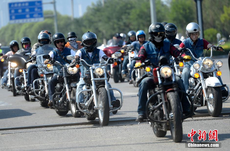 Des centaines de Harley vrombissent à Tianjin