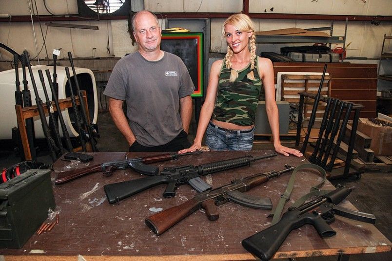 Une jeune Américaine armée juqu’aux dents