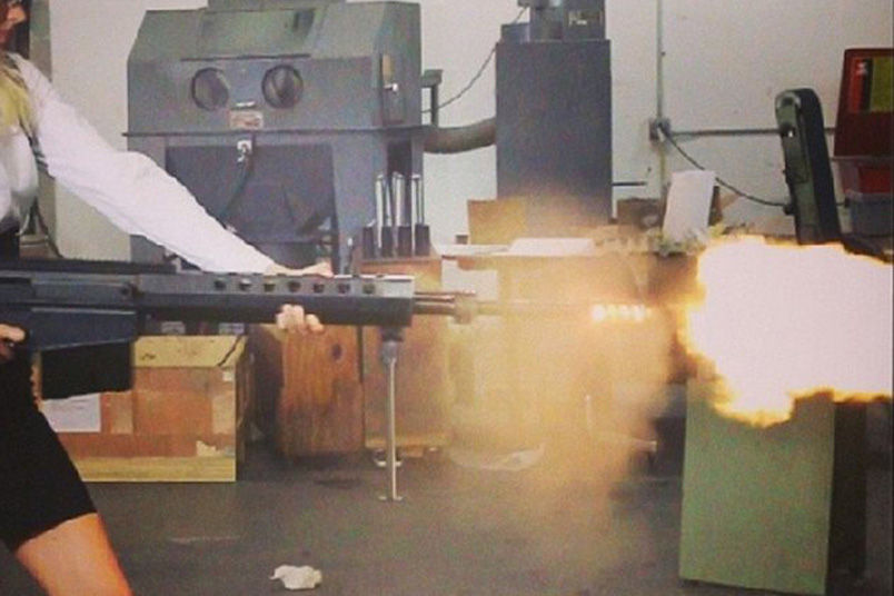 Une jeune Américaine armée juqu’aux dents