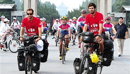 Deux jeunes Fran?ais refont le parcours de la Route de la Soie à vélo