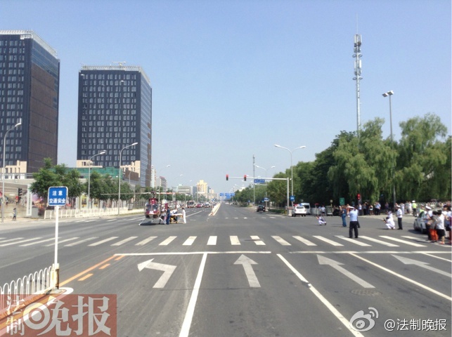 Atterrissage d’urgence d’un hélicoptère dans les rues de Beijing