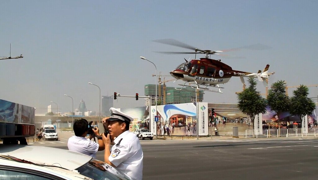 Atterrissage d’urgence d’un hélicoptère dans les rues de Beijing