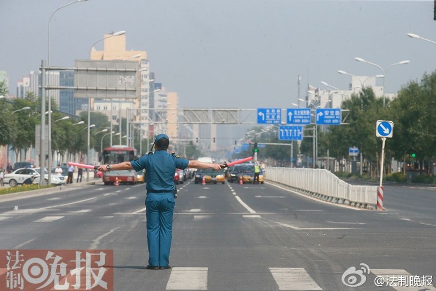 Atterrissage d’urgence d’un hélicoptère dans les rues de Beijing