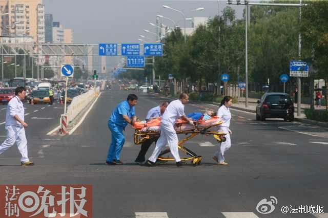 Atterrissage d’urgence d’un hélicoptère dans les rues de Beijing