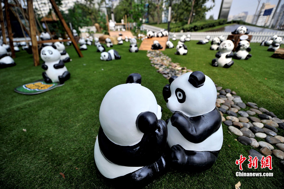 300 pandas miniatures exposés à Beijing