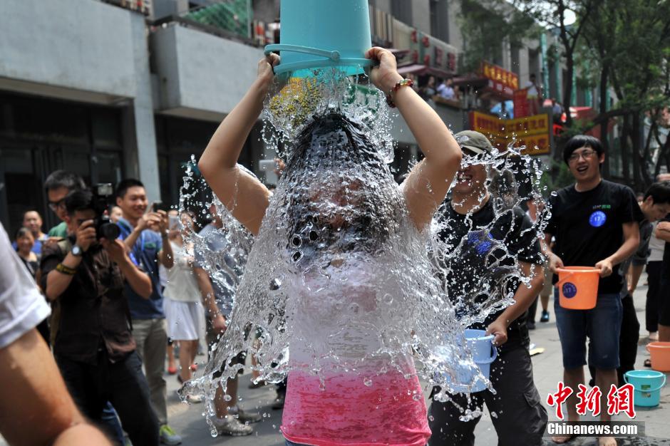 Beijing : cent personnes relèvent ensemble le défi de l'Ice bucket challenge